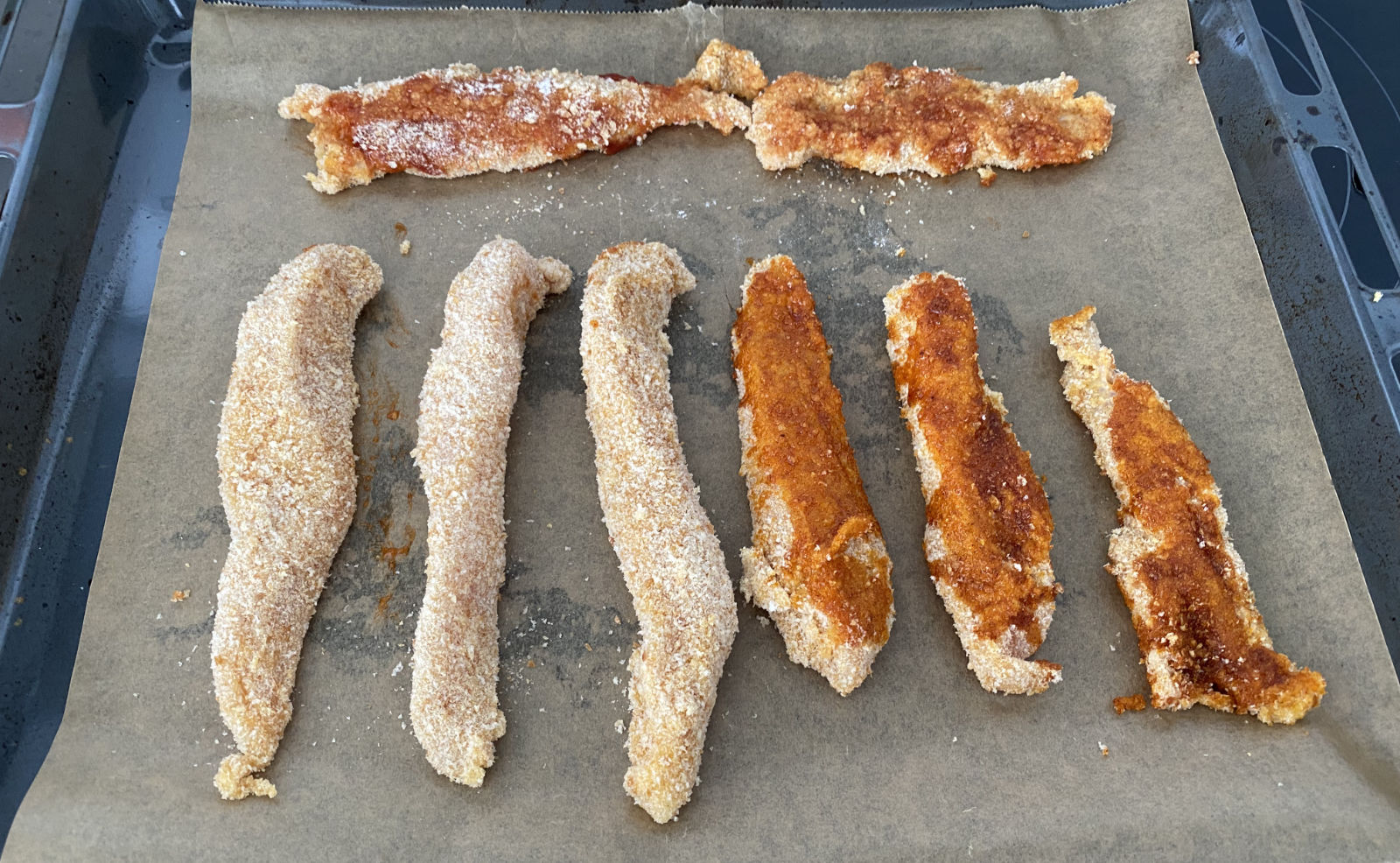 Hähnchenbruststreifen aus dem Backofen mit Pommes – stonefield