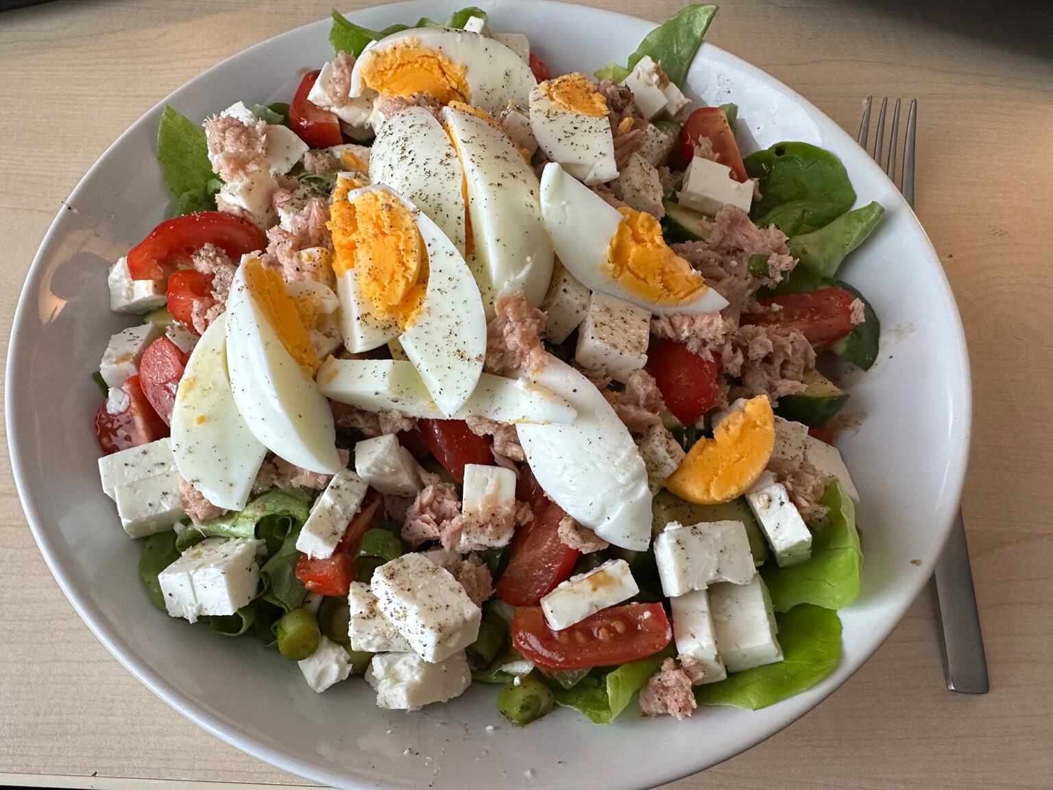 Salat mit Thunfisch, Feta und Ei – stonefield